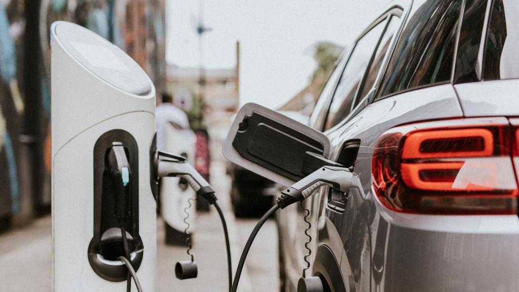 Imagen de un coche eléctrico recargando.