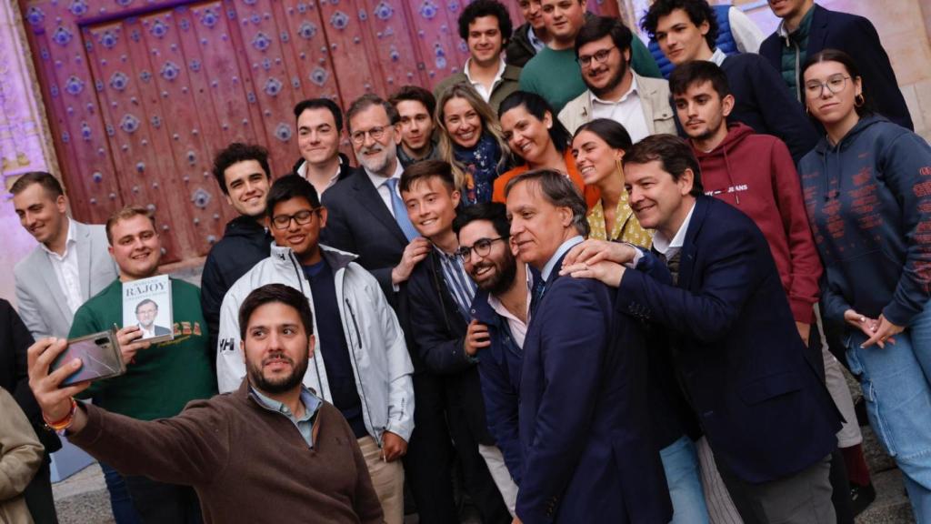 Mañueco junto a Rajoy y Carbayo en Salamanca haciéndose selfies