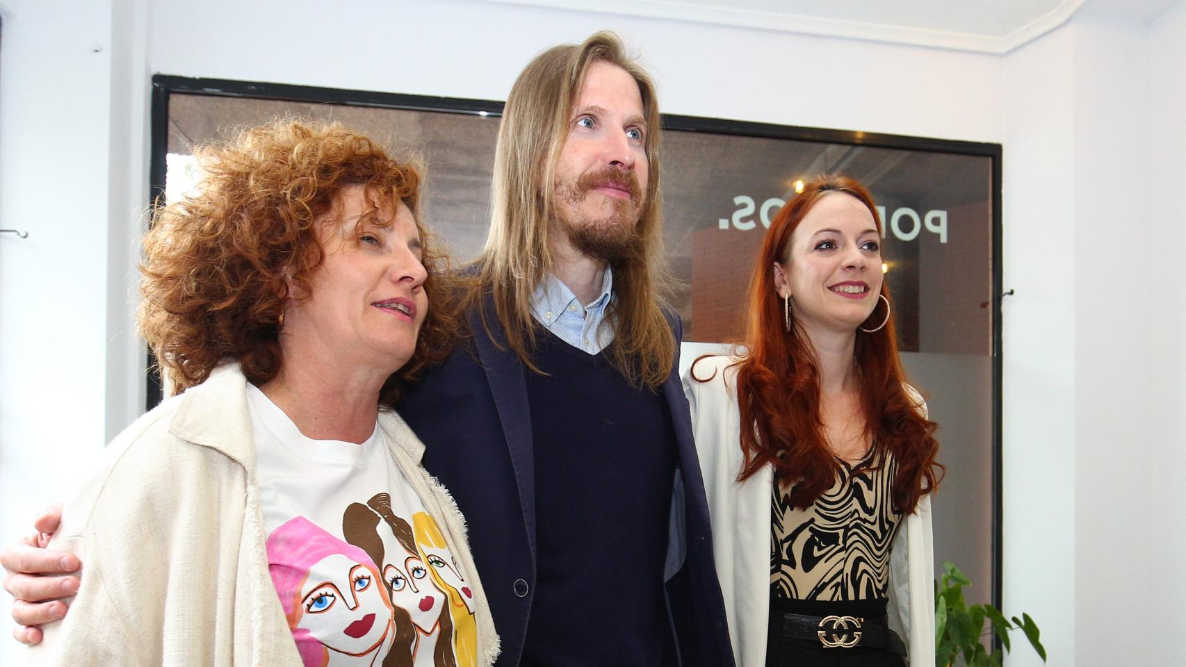 El secretario regional de Podemos Castilla y León, Pablo Fernández, visita Ponferrada para apoyar la candidatura de Unidas Podemos Alianza Verde a la alcaldía encabezada por Lorena González (D)