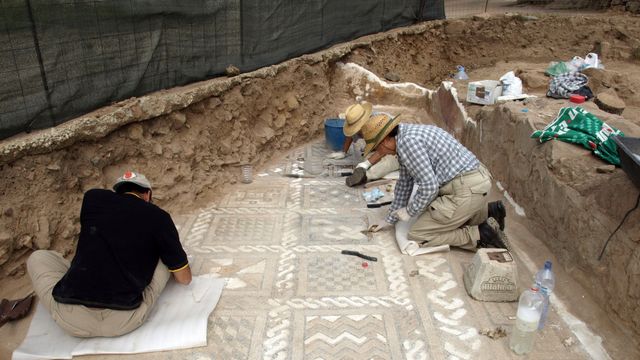 Trabajos de arqueología en la Villa Romana de Saelices el Chico