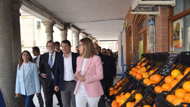 Alfonso Fernández Mañueco acompaña a Mariano Rajoy en una visita a Peñaranda
