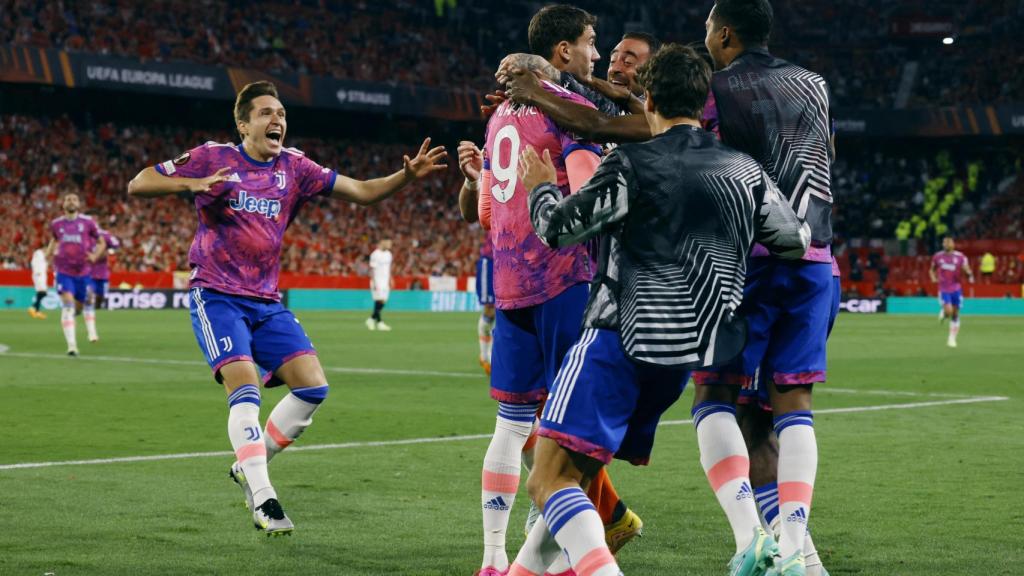 Vlahovic, felicitado por sus compañeros por el gol.