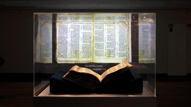 El códice Sassoonn, expuesto en la Universidad de Tel Aviv el pasado marzo. Foto: Nir Elias (Reuters)