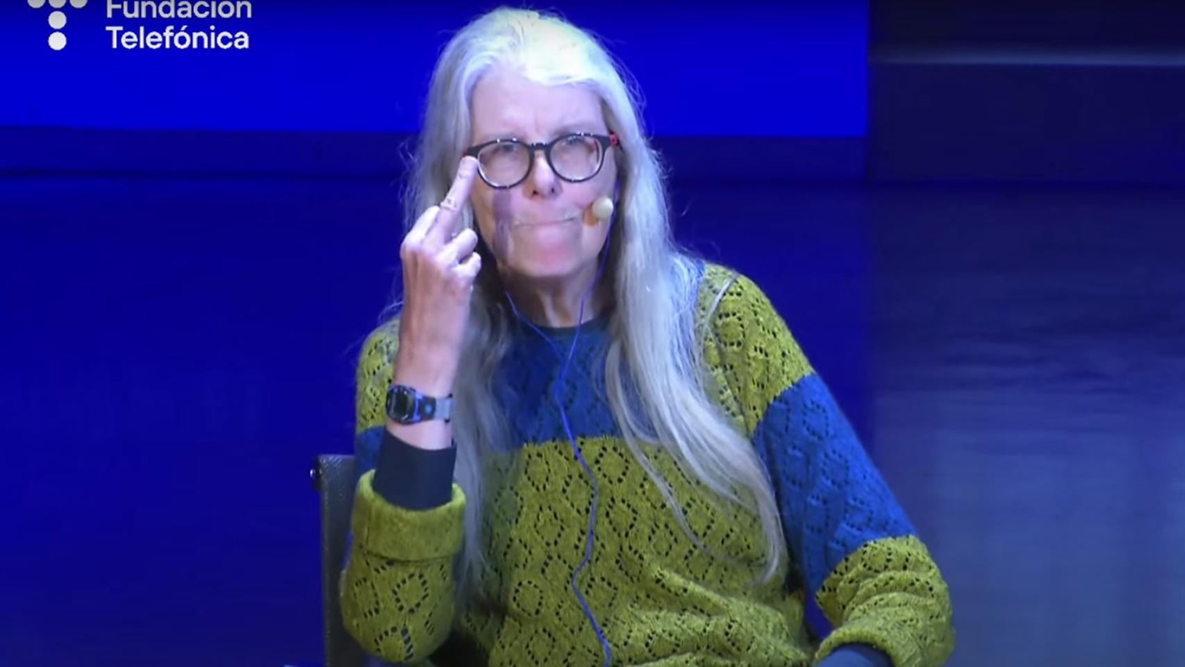 Jane Smiley dedica una peineta a la cultura de la cancelación durante la presentación de su novela 'Heredarás la tierra', este jueves en el Espacio Fundación Telefónica de Madrid