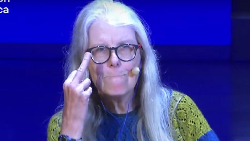 Jane Smiley dedica una peineta a la cultura de la cancelación durante la presentación de su novela 'Heredarás la tierra', este jueves en el Espacio Fundación Telefónica de Madrid