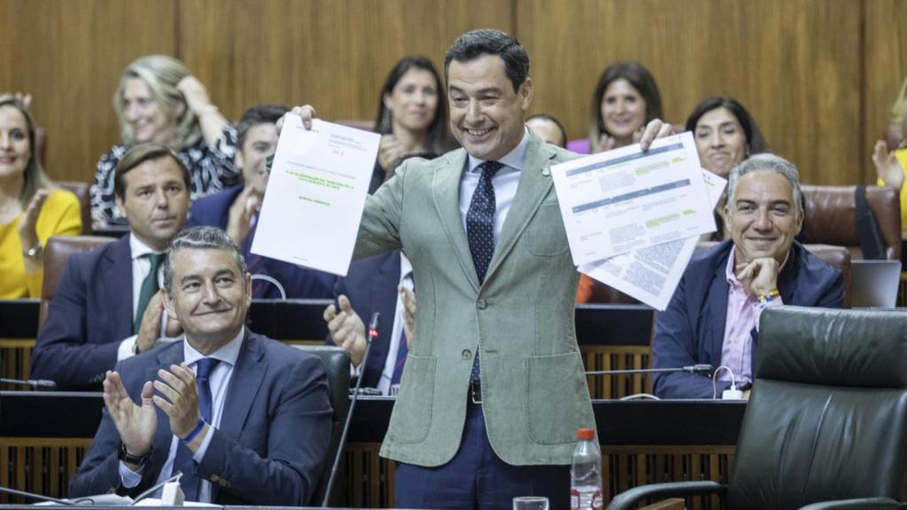 El presidente de la Junta de Andalucía, Juanma Moreno, enseña unos documentos sobre el proyecto de Trebujena firmados por Juan Espadas cuando era consejero.