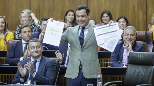 El presidente de la Junta de Andalucía, Juanma Moreno, enseña unos documentos sobre el proyecto de Trebujena firmados por Juan Espadas cuando era consejero.