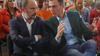 Pedro Sánchez junto al presidente del gobierno de Aragón, Javier Lamban, este jueves en un mitin del PSOE en Zaragoza.