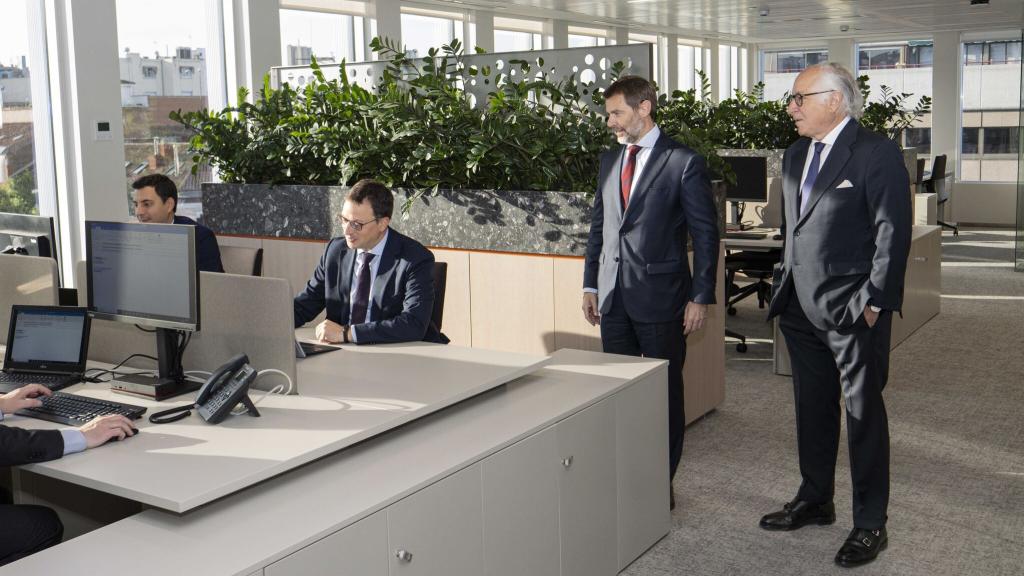 Lluís Alsina (de pie, a la izquierda) y Juan María Nin, consejero director general y presidente de Morabanc, visitan la nueva sede en Madrid.