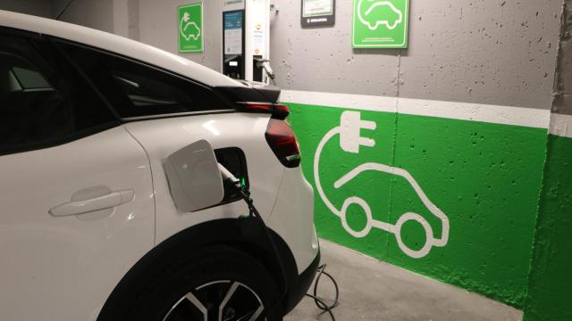 Punto de recarga de coche eléctrico.