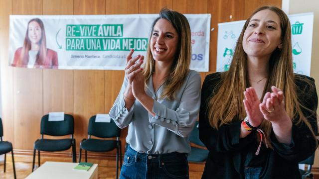La ministra de Igualdad, Irene Montero, junto a la candidata a la alcaldía de Ávila por IU-Podemos, Jimena Manteca.