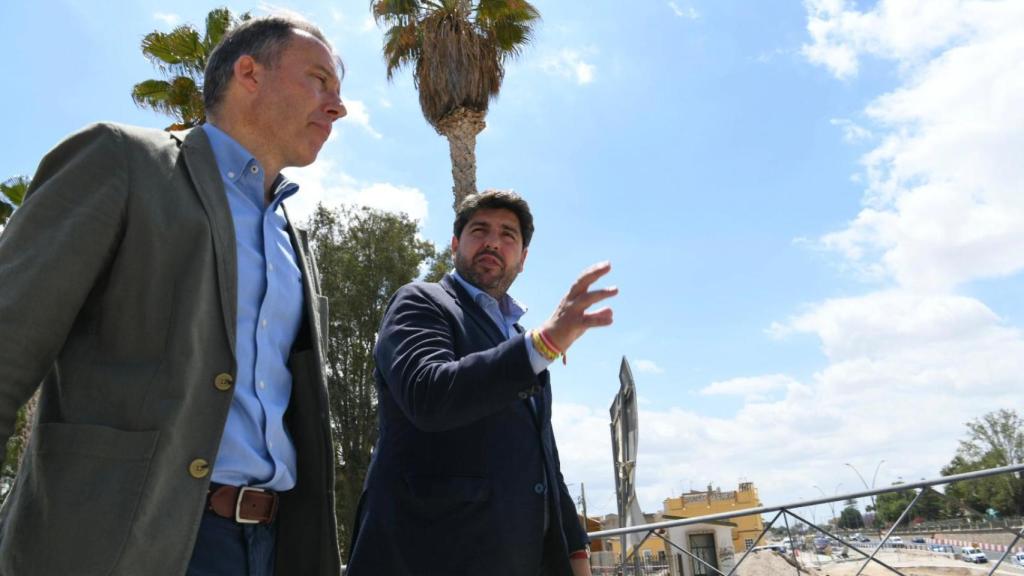 Fernando López Miras, el 11 de mayo, junto a Fulgencio Gil, recorriéndose las calles de Lorca.