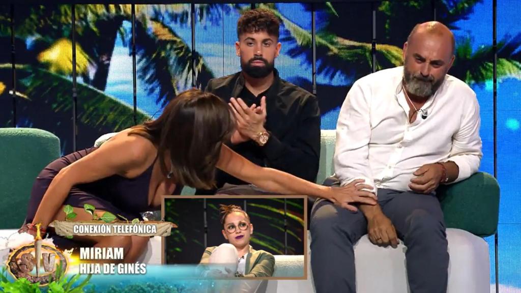 Yaiza consuela a Ginés en plena llamada con su hija Miriam en 'Supervivientes'.