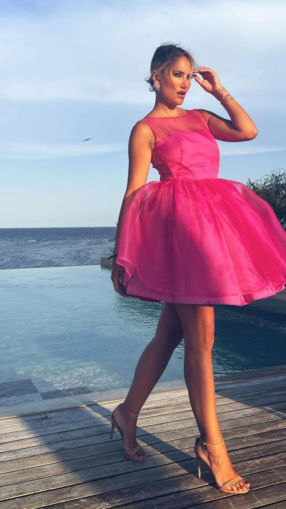 Es un diseño de corte mini en color rosa fucsia que es perfecto para las pieles bronceadas.