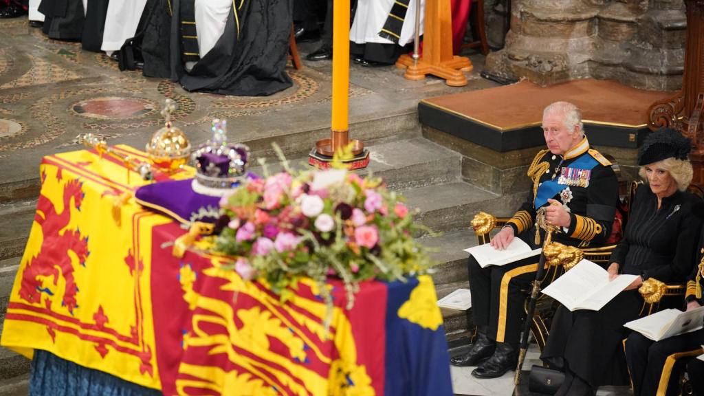 Carlos III y Camila frente al féretro de Isabel II.