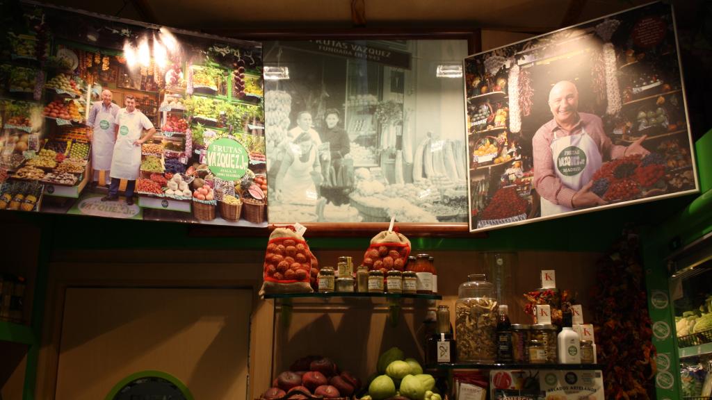 Fotos que decoran la frutería de la familia Vázquez.