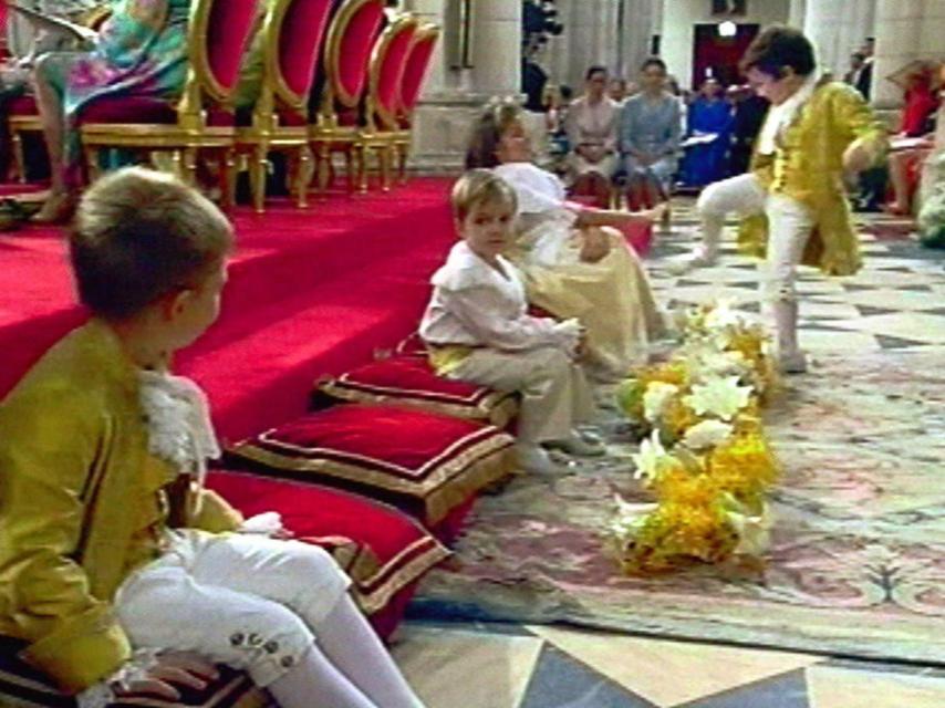 Felipe de Marichalar propinando una patada a su prima Victoria.