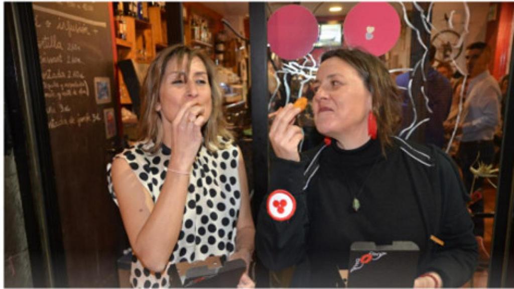 Manuela Delgado comiendo croquetas para su experimento de IA.