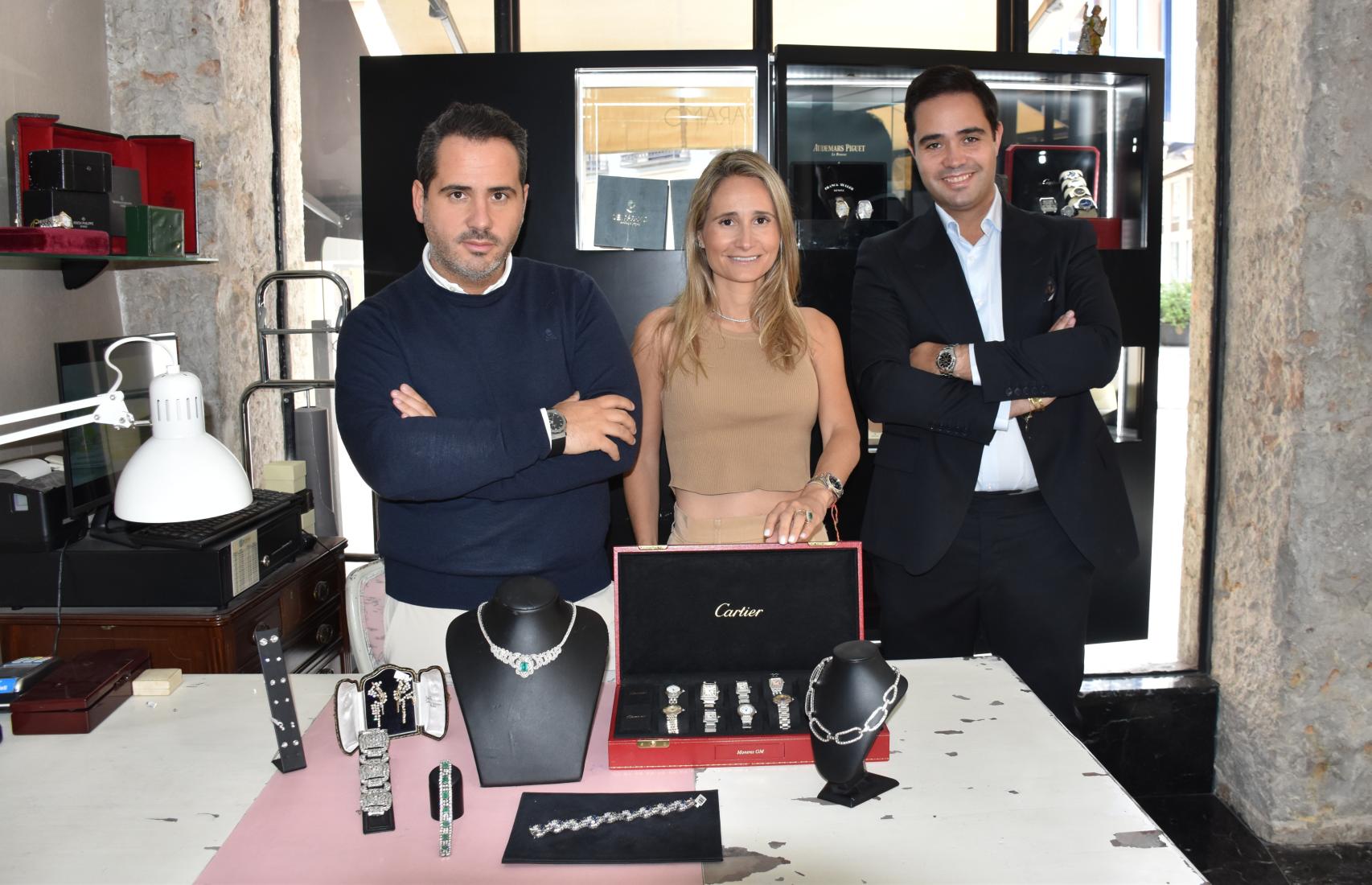 Sheila, Rafa y David, los hermanos propietarios de Del Páramo Vintage Joyas