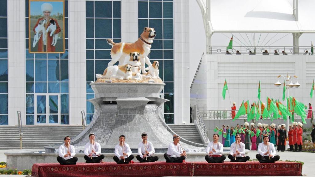 Estatua dedicada al perro Alabai.