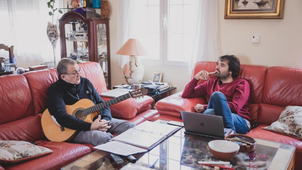 Un momento de la entrevista en casa de Ángel Corpa.