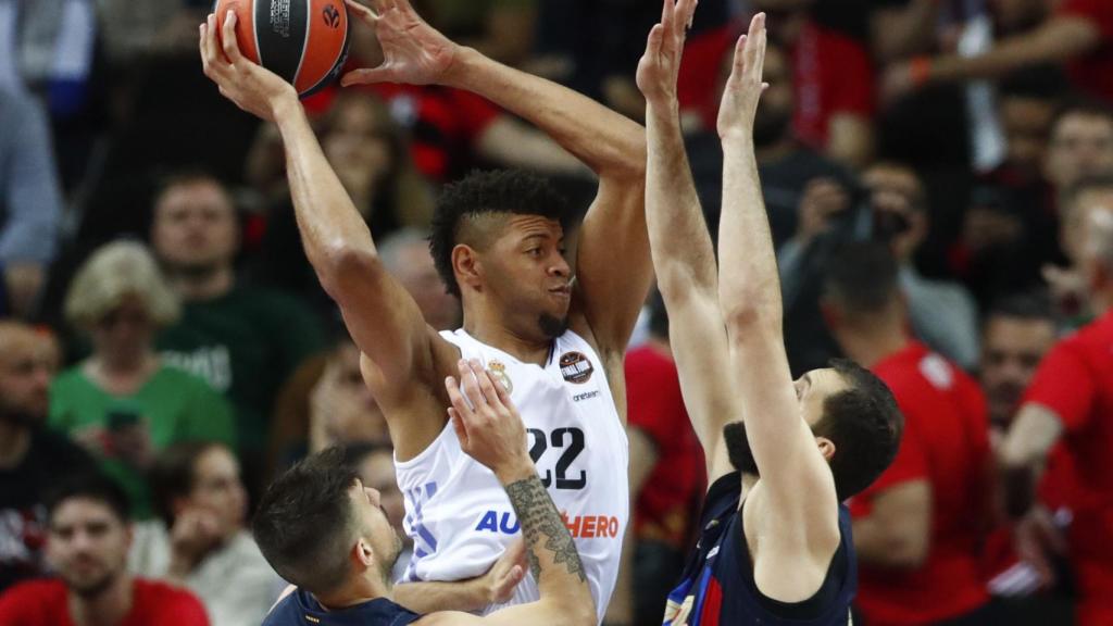 Tavares, ante Mirotic en el partido de la Final Four de la Euroliga