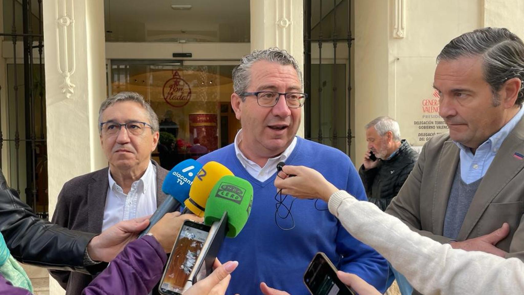 El presidente del PP de Alicante, Toni Pérez, haciendo declaraciones.