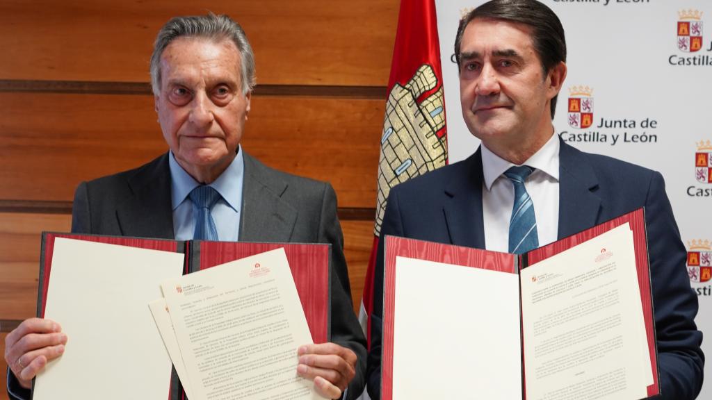 El consejero de Medio Ambiente, Vivienda y Ordenación del Territorio, Juan Carlos Suárez-Quiñones, firma con el presidente del Consejo General de las Cámaras de la Propiedad Urbana de Castilla y León, Ángel Merino, un convenio para la implantación de oficinas de información antiocupación en Castilla y León.