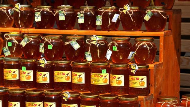 El polen de abeja se suele encontrar junto a las mieles.