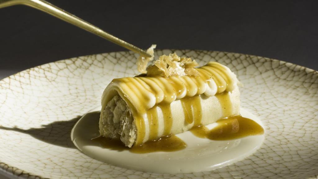 Canelón de pasta de trigo negrillo relleno de pollo de corral y miel de la Alcarria