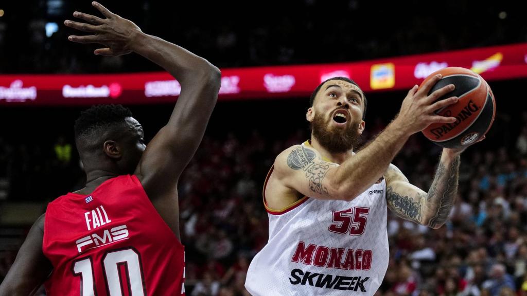 Mike James, del Monaco, realiza una entrada a canasta frente a Olympiacos.