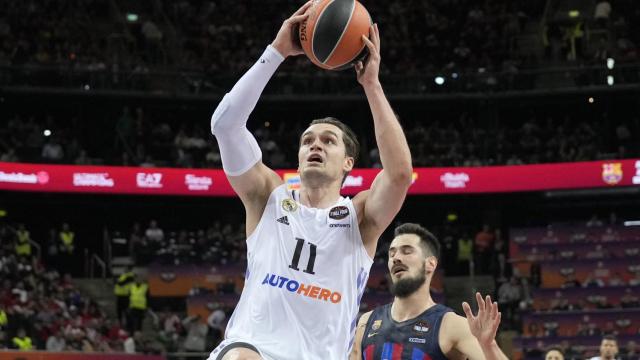 Mario Hezonja entra a canasta.