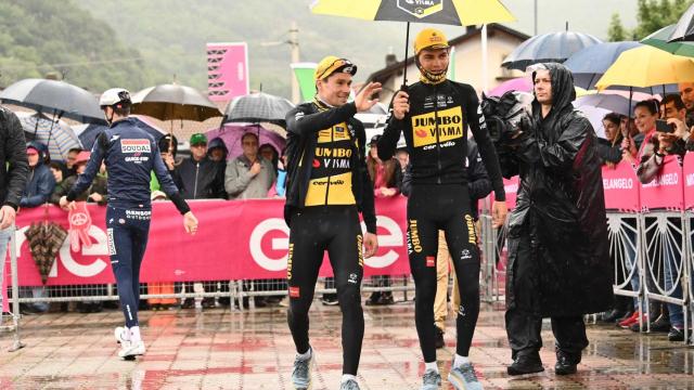 Roglic y Sepp Kuss acuden al control de firmas bajo la lluvia.