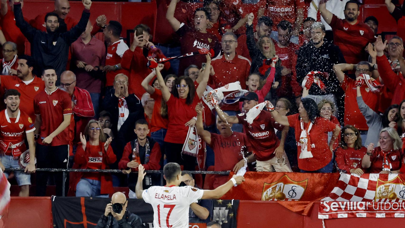 Lamela celebra su gol con la grada.