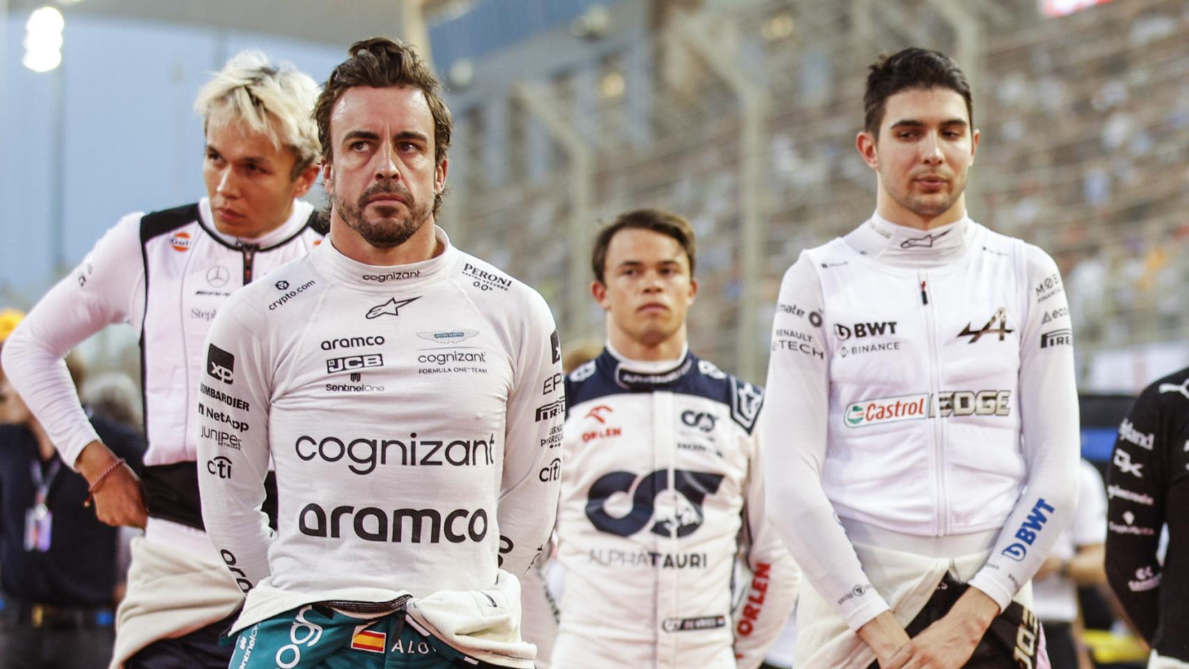 Fernando Alonso y, de fondo, Esteban Ocon