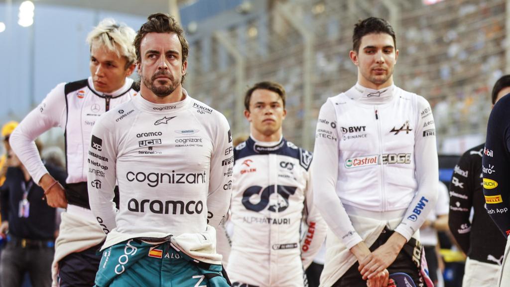 Fernando Alonso y, de fondo, Esteban Ocon