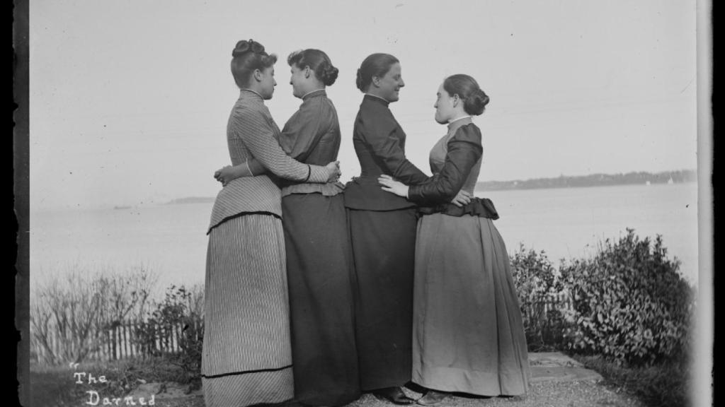 Alice Austen: 'The Darned Club, October 29', 1891 © E. ALICE AUSTEN. COLLECTION OF HISTORIC RICHMOND TOWN
