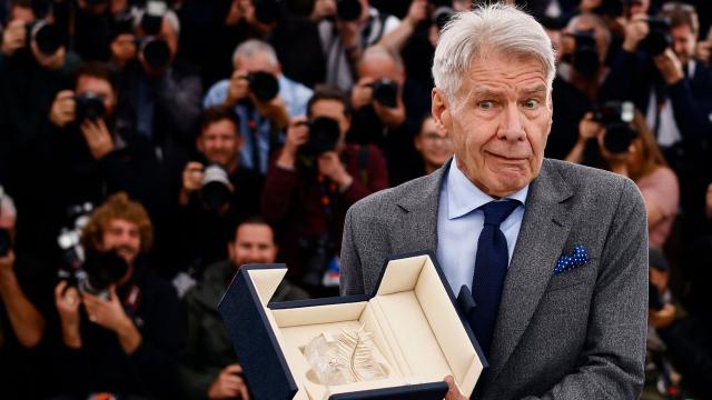 Harrison Ford con la Palma de Oro honorífica que ha recibido en Cannes. Foto: REUTERS/Yara Nardi
