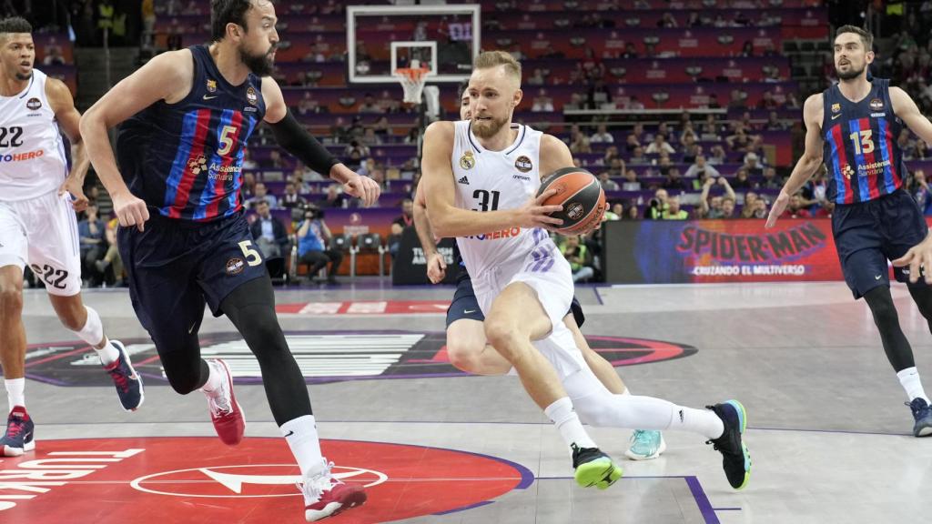 Dzanan Musa entra a canasta ante la oposición de Sanli.