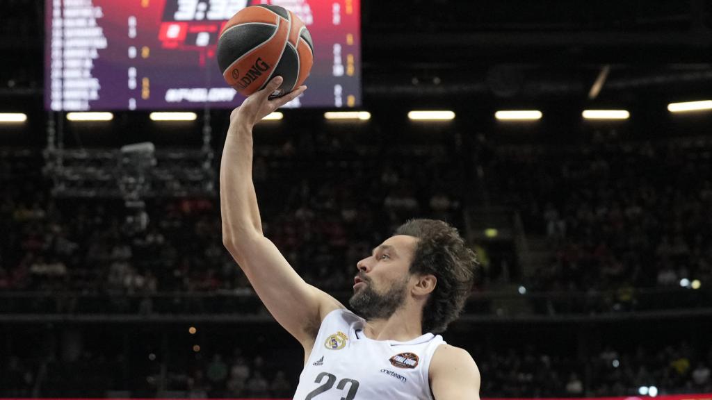 Llull realiza un lanzamiento a canasta ante la mirada de la defensa del Barça.