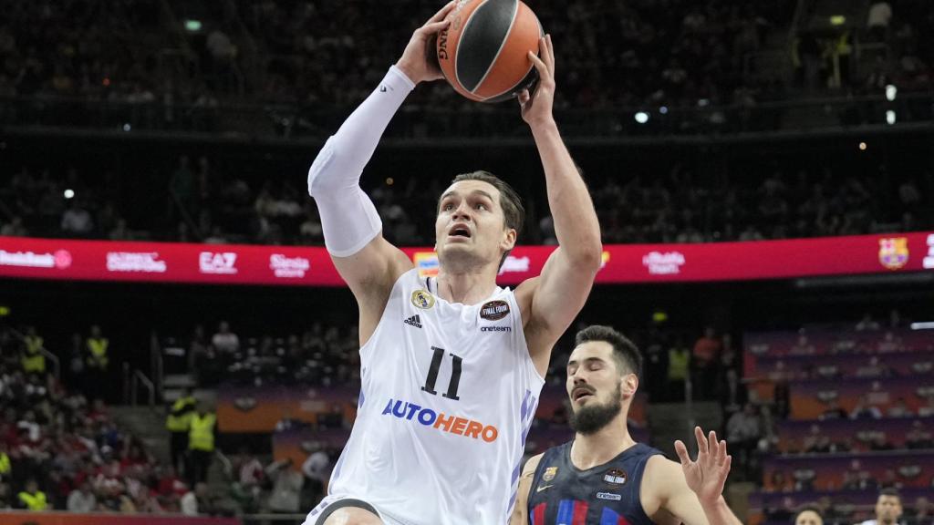 Mario Hezonja realiza un mate durante el partido.