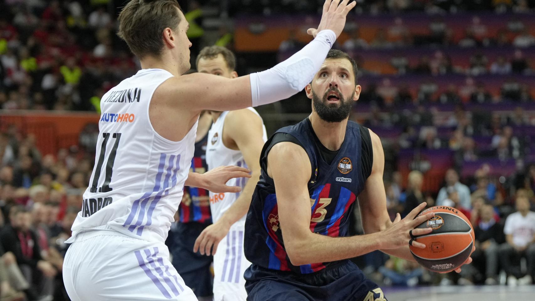 Mirotic lanza a canasta ante la oposición de Mario Hezonja.