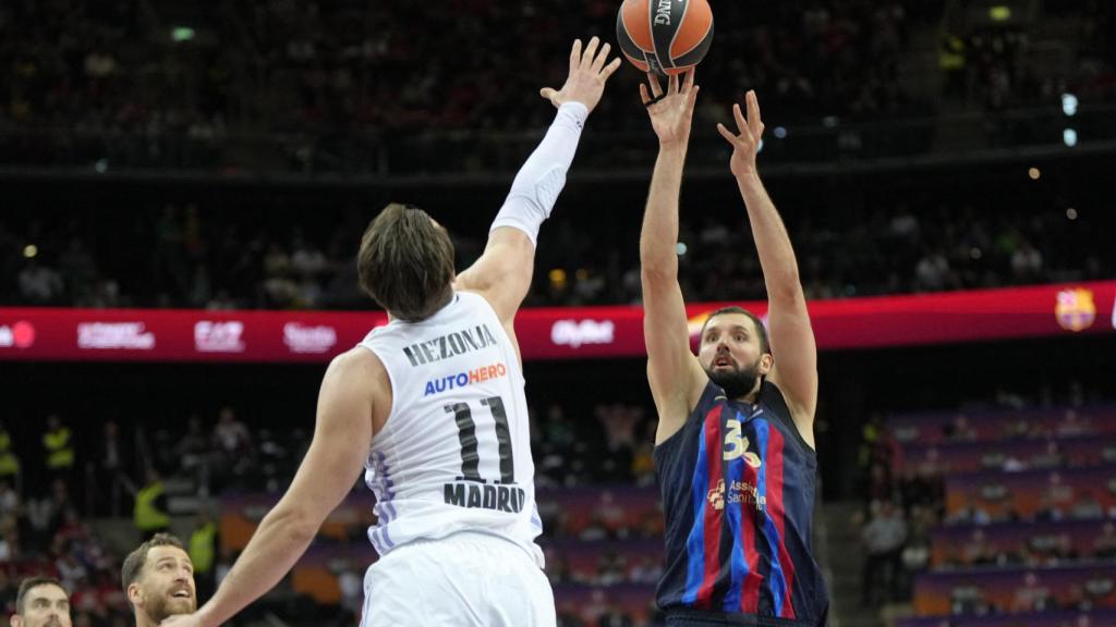 Mirotic lanza un triple a la desesperada.