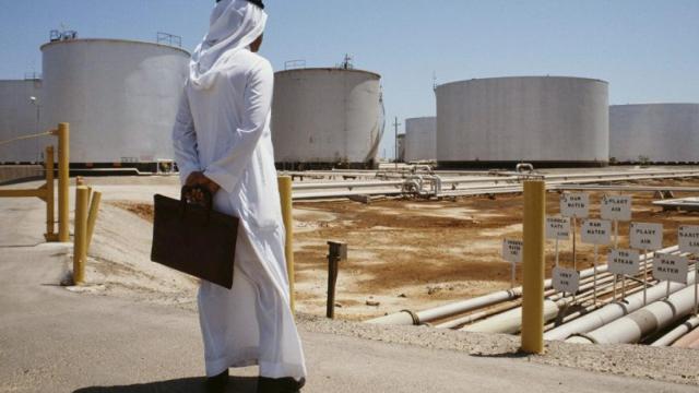 Un responsable de Saudi Aramco en uno de sus almacenes.