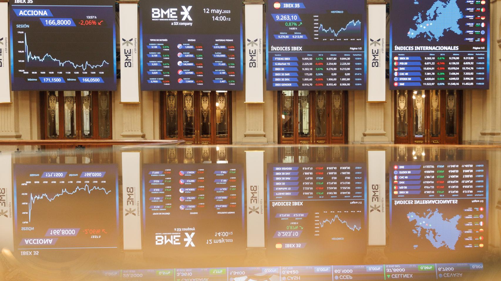Paneles del Ibex 35 en el Palacio de la Bolsa de Madrid.