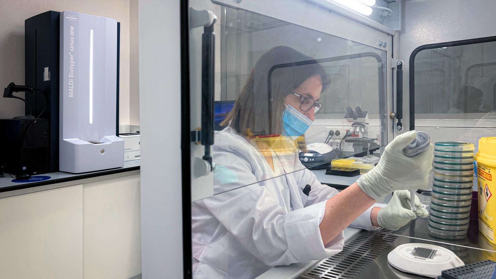La Dra. Rodríguez Cañete en el laboratorio de Analiza en HLA El Ángel.