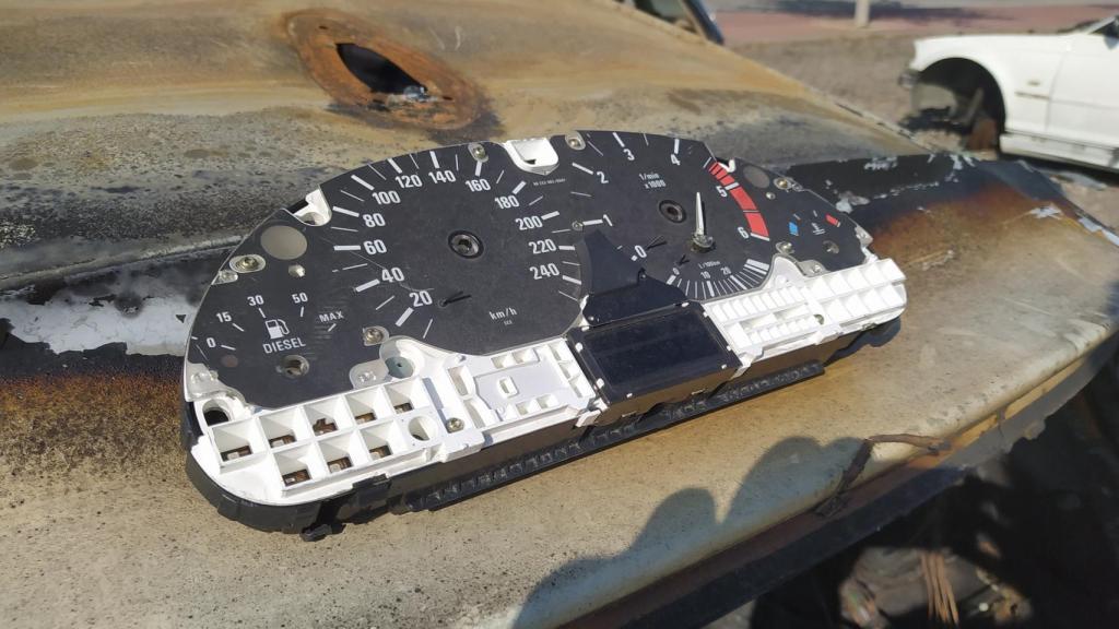 Un cuadro de instrumentos depositado en un coche incenciado.