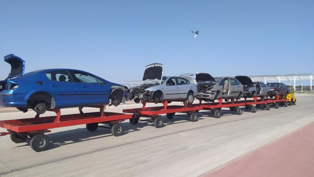Trailer con coches que van al desguace.