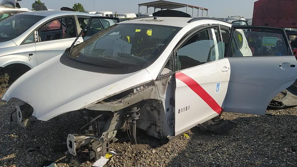 Un taxi en el desguace.,