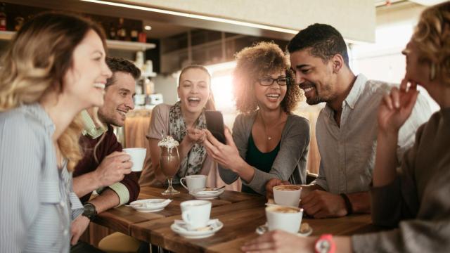 Grupo de amigos tomando un café en la cafetería.